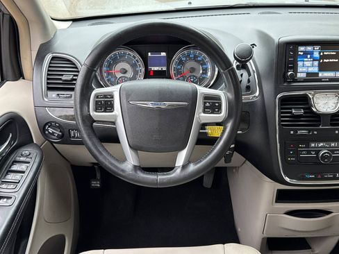 Used 2013 Chrysler Town & Country Touring image 27