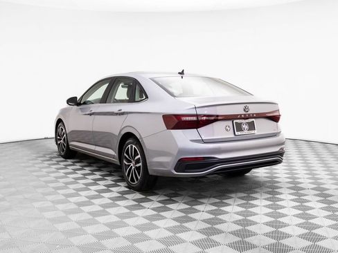 Used 2025 Volkswagen Jetta SE image 3