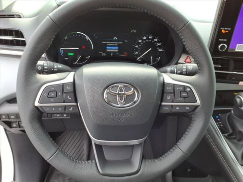 New 2026 Toyota Sienna XLE AWD/4WD image 12