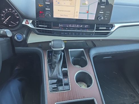 Used 2022 Toyota Sienna XLE image 25