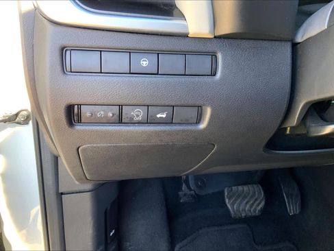 Used 2024 Nissan Rogue SV AWD/4WD image 32