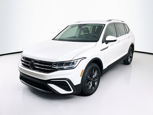 Used 2023 Volkswagen Tiguan SE FWD image 3