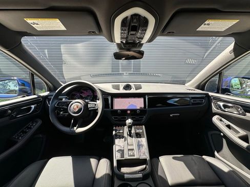 Used 2025 Porsche Macan AWD/4WD image 33