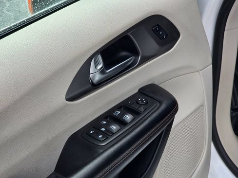 Used 2020 Chrysler Pacifica Touring-L FWD image 36