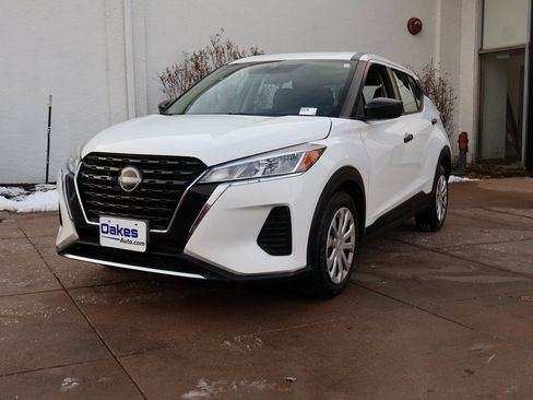 Used 2022 Nissan Kicks S image 4