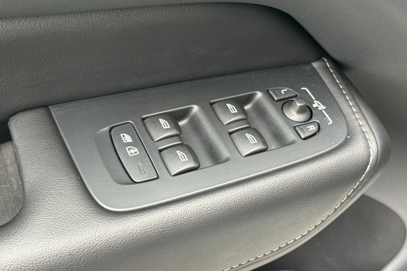 Used 2023 Volvo XC60 B5 Ultimate w/ Climate Package FWD image 11