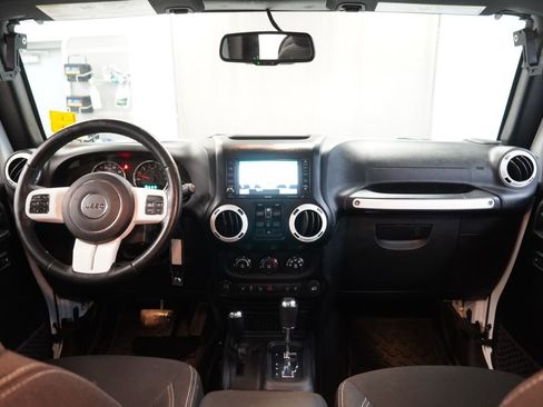 Used 2016 Jeep Wrangler Unlimited Sahara w/ Connectivity Group AWD/4WD image 17