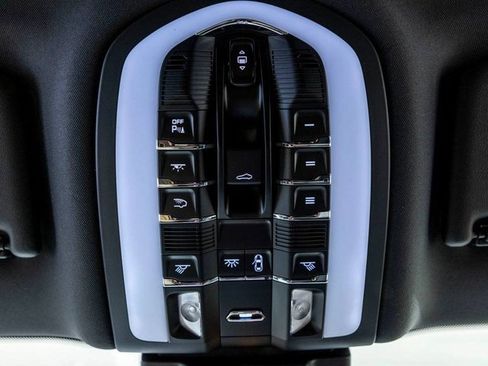 Used 2025 Porsche Macan image 30