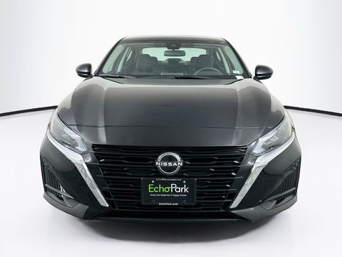 Used 2025 Nissan Altima 2.5 SV FWD image 2