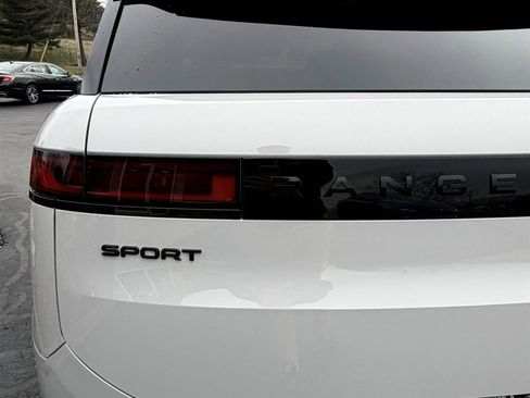 Used 2025 Land Rover Range Rover Sport Dynamic SE image 8