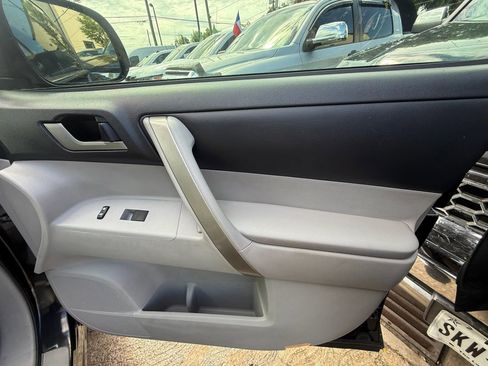 Used 2013 Toyota Highlander SE FWD image 23