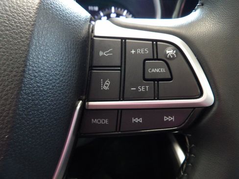 Used 2024 Toyota Highlander XLE AWD/4WD image 31