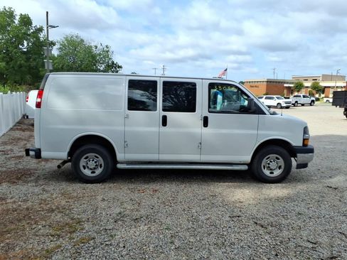 Used 2024 Chevrolet Express 2500 w/ Driver Convenience Package RWD image 4