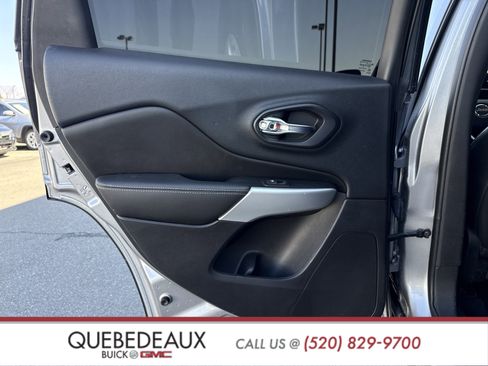 Used 2018 Jeep Cherokee Latitude Plus w/ Comfort/Convenience Group image 19