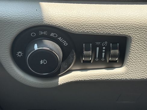 Used 2019 Chrysler Pacifica Limited w/ Advanced Safetytec Group FWD image 23