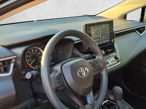 Used 2022 Toyota Corolla LE FWD image 7