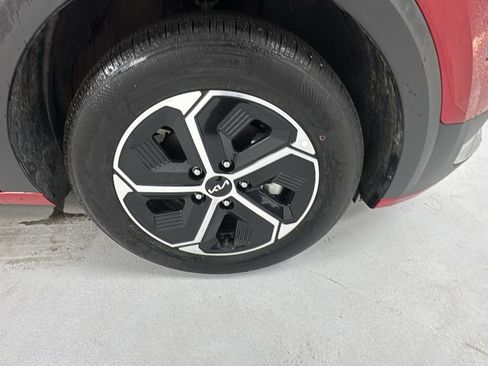 Used 2025 Kia Niro LX image 9