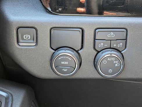 Used 2025 Chevrolet Silverado 1500 LT RWD image 17