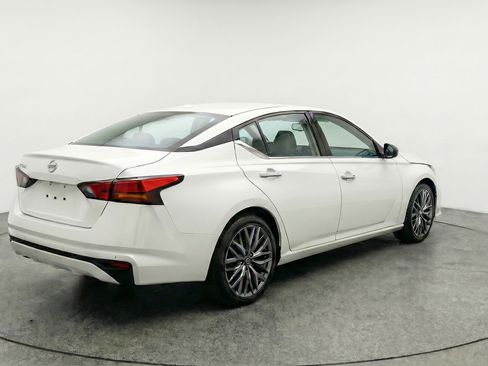 Used 2025 Nissan Altima 2.5 SV FWD image 9