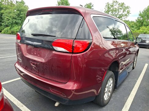 Used 2023 Chrysler Voyager LX FWD image 4