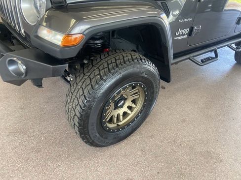 Used 2018 Jeep Wrangler Unlimited Sahara AWD/4WD image 4