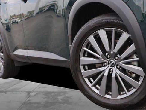 Used 2025 Nissan Pathfinder SL w/ SL Premium Package FWD image 3