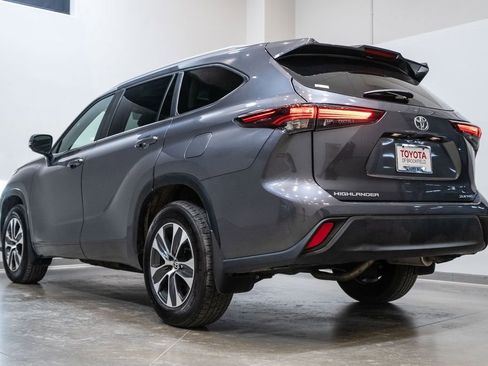 Certified 2024 Toyota Highlander XLE image 7