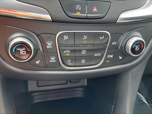 Used 2023 Chevrolet Equinox LT image 30