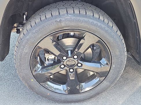 Used 2023 Jeep Grand Cherokee Altitude AWD/4WD image 9