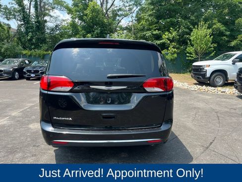 Used 2020 Chrysler Pacifica Touring-L FWD image 6