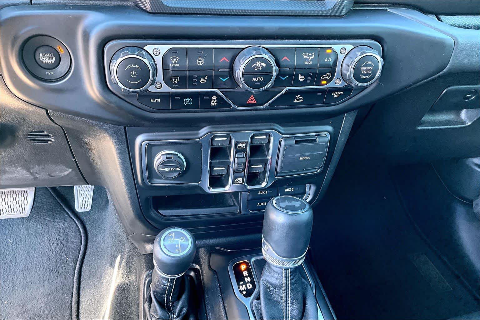 Used 2022 Jeep Wrangler Unlimited Sahara w/ Cold Weather Group AWD/4WD image 33