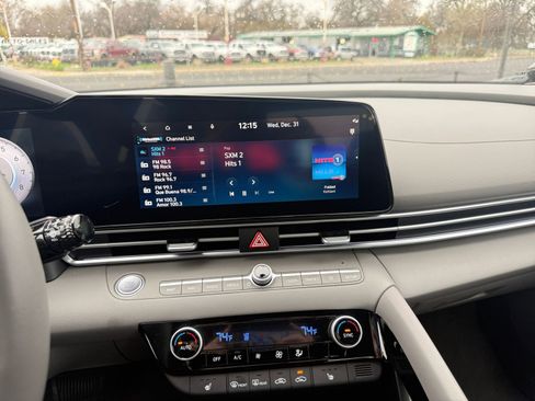 Used 2025 Hyundai Elantra SEL image 21