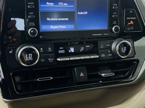 Used 2022 Toyota Highlander XLE image 27