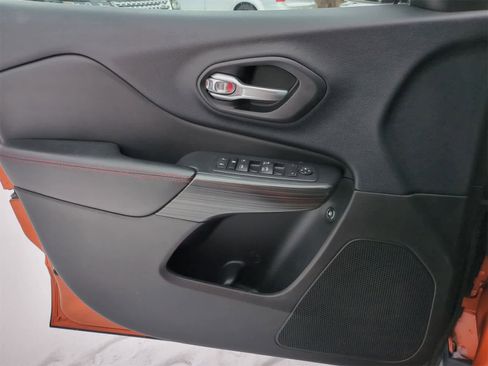 Used 2015 Jeep Cherokee Trailhawk w/ Cold Weather Group image 30