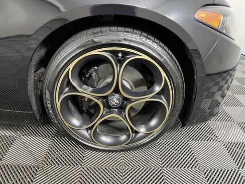 Used 2025 Alfa Romeo Giulia AWD w/ Driving Assist Package image 9