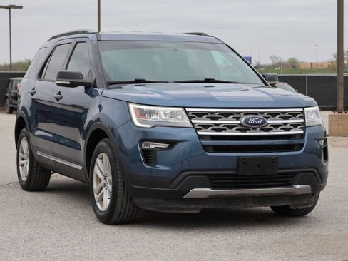 Used 2018 Ford Explorer XLT w/ Equipment Group 202A image 4