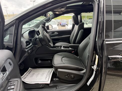 New 2026 Chrysler Pacifica Limited image 38