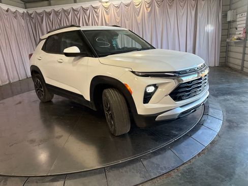 Used 2024 Chevrolet TrailBlazer LT AWD/4WD image 3