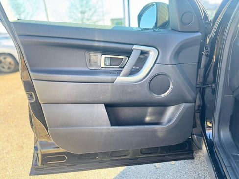 Used 2017 Land Rover Discovery Sport SE image 12