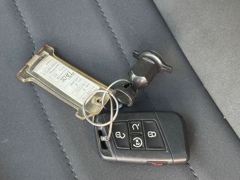 Used 2025 Volkswagen Taos SE image 21