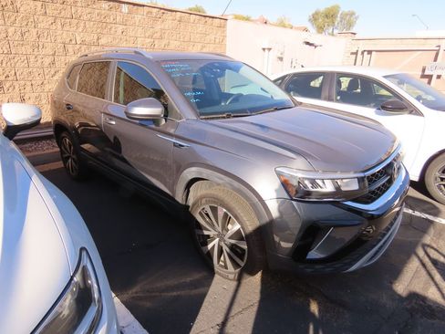 Certified 2023 Volkswagen Taos SE image 2