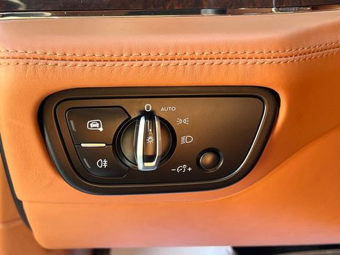 Used 2019 Bentley Bentayga image 30