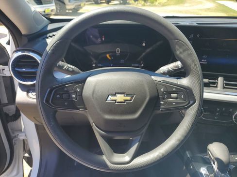 Used 2025 Chevrolet Trax LT FWD image 28