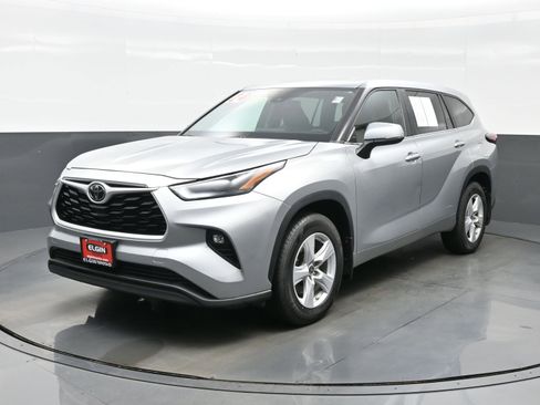 Used 2024 Toyota Highlander LE AWD/4WD image 2