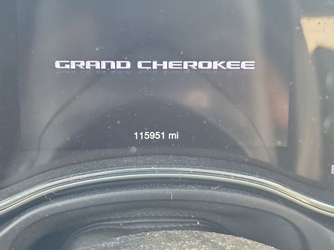 Used 2018 Jeep Grand Cherokee Laredo AWD/4WD image 11