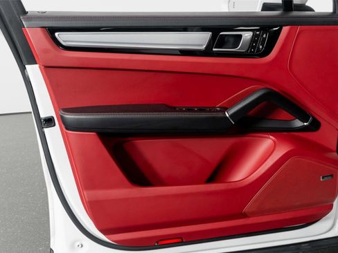 Used 2023 Porsche Cayenne Platinum Edition image 55