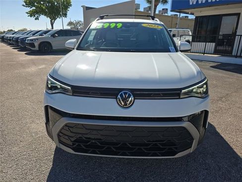 Used 2025 Volkswagen Taos SE image 2
