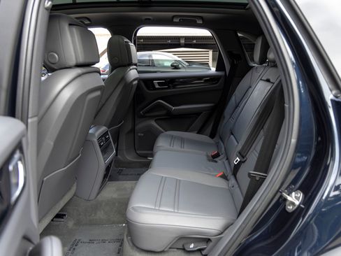 Certified 2022 Porsche Cayenne AWD/4WD image 43