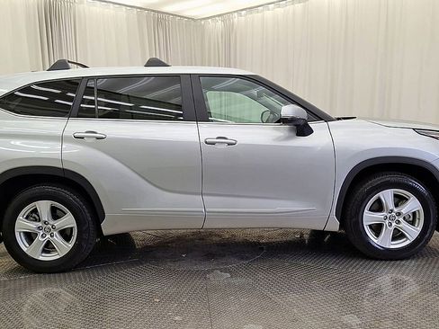 Used 2023 Toyota Highlander LE FWD image 4