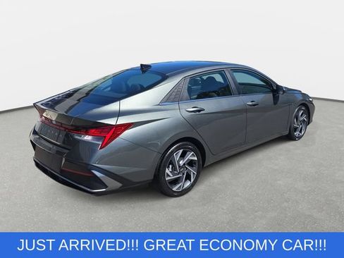 Used 2025 Hyundai Elantra SEL w/ Cargo Package FWD image 5